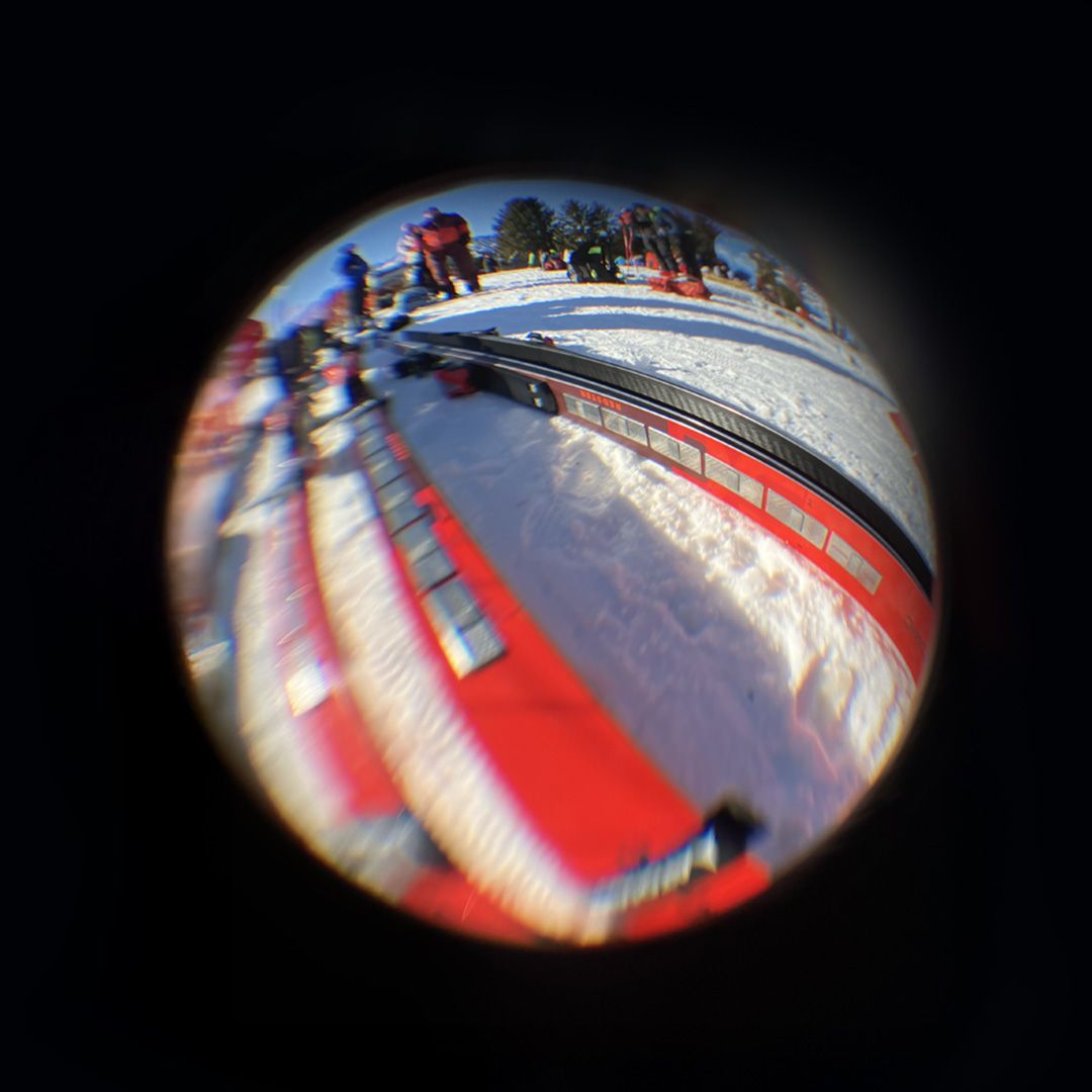 Pista da sci a Bormio con attrezzatura rossa